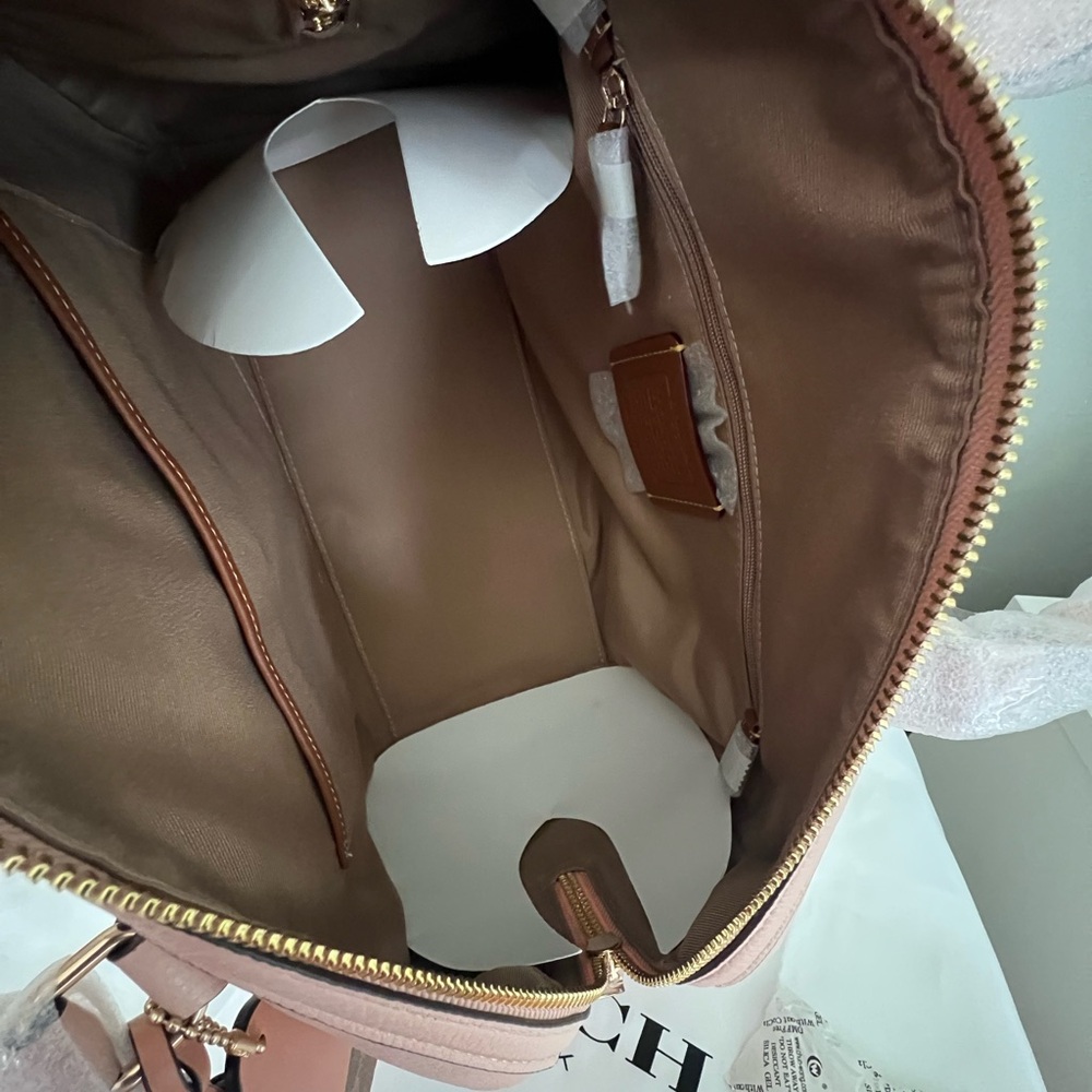 Coach Rowan Large Satchel Bag
With Shell Charm And Wristlet - Picture 5 of 9